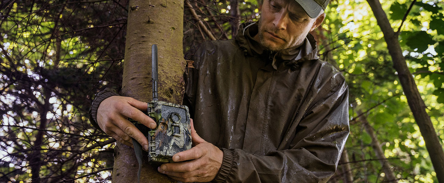 Wildkamera oder Jagdkamera, das von einem Jäger installiert wird